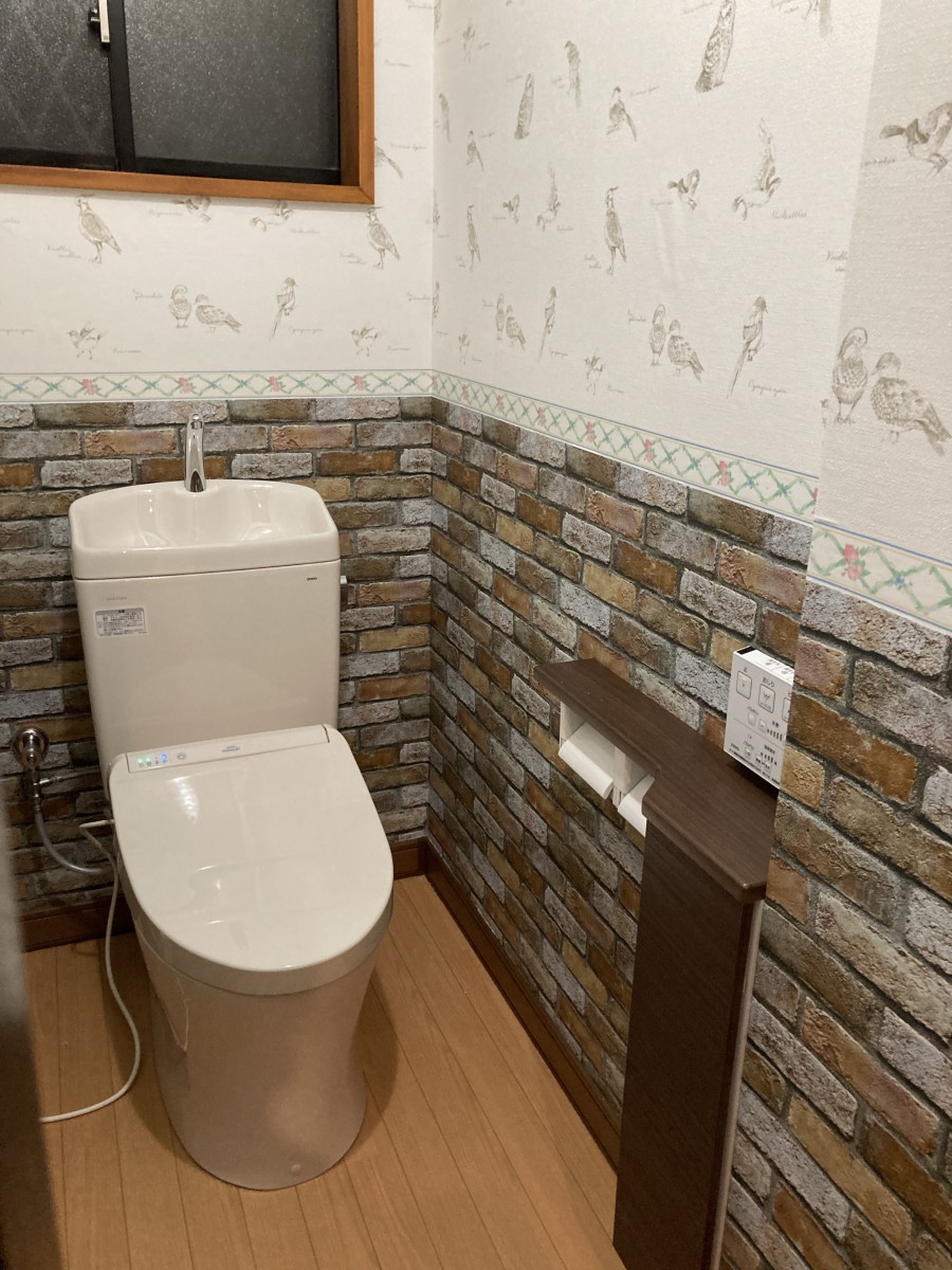 千葉市緑区おゆみ野にてtoto製トイレへの交換作業とトイレ内装工事 トリムボーダー仕様壁紙 を行いました 住まいの問題は千葉住宅設備まで